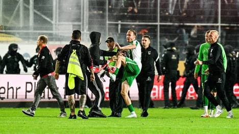 Zuschauer aus dem Heimblock gingen nach der Partie auf Spieler von Leipzig los