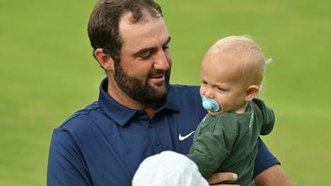 Stolzer Papa: Scottie Scheffler mit seinem Sohn Bennett