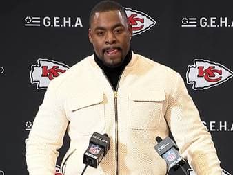 Nach der Niederlage gegen die Chargers verpassen die Kansas City Chiefs erstmals seit 2014 die Playoffs. Während Coach Andy Reid um den verletzten Patrick Mahomes bangt, erfährt Chris Jones erst in der PK vom endgültigen Aus.