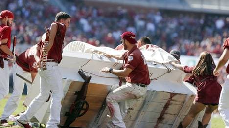 Der Sooner Schooner ist beim College-Spiel umgekippt