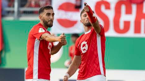Valdrin Mustafa und Onur Ünlücifci bejubeln den Treffer zum 2:1