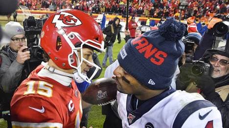 Patrick Mahomes (l.) und DeShaun Watson sind zwei der besten NFL-Quarterbacks