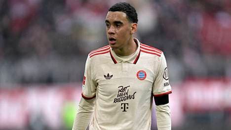 Der FC Bayern lief mit dem Slogan "Rot gegen Rassismus" auf dem Trikot auf