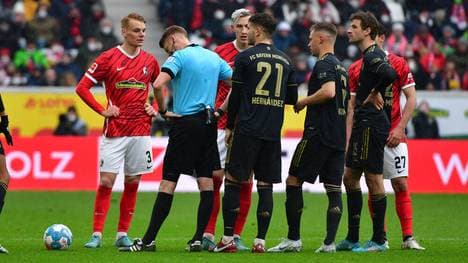 Wechsel-Wirbel um zeitweilig zwölf Spieler des Rekordmeisters auf dem Feld bei der Partie des SC Freiburg gegen den FC Bayern