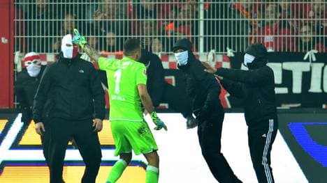 Rafa Gikiewicz stellt sich den vermummten Chaoten