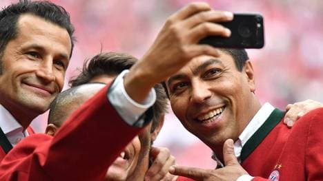 Giovane Elber (r.) bei einem Selfie mit Bayern-Legenden