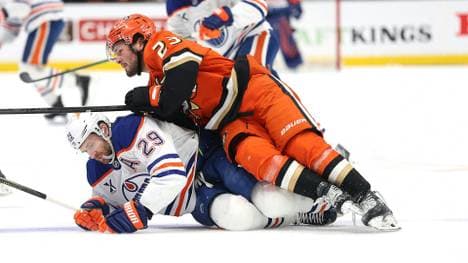 Leon Draisaitl (Nr. 29) wird von seinem Gegenspieler attackiert