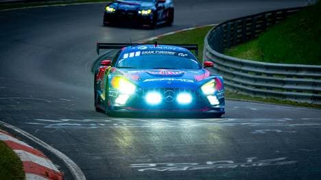 Scheinwerfer an in der Eifel: Max Verstappens Mercedes
