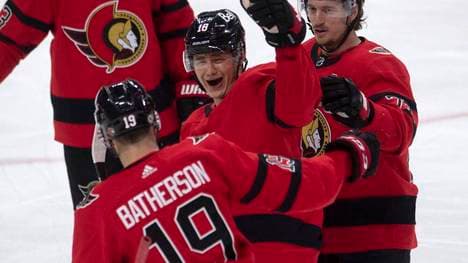 Tim Stützle bejubelt ein Tor zusammen mit seinen Teamkollegen von den Ottawa Senators