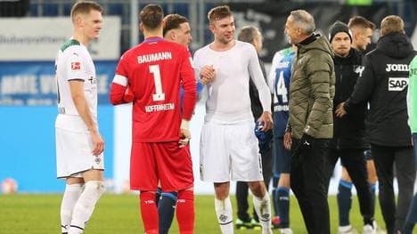 Christoph Kramer (2. v. r.) im Gespräch mit Trainer Adi Hütter