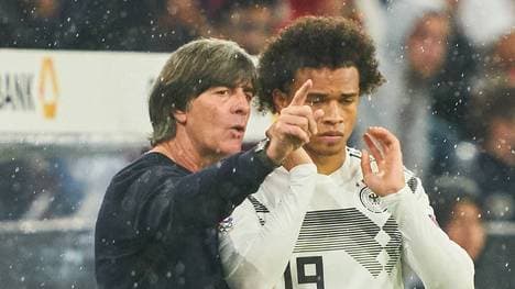 Bundestrainer Joachim Löw (l.) verspricht sich von Leroy Sane eine deutliche Entwicklung auch in der Nationalmannschaft