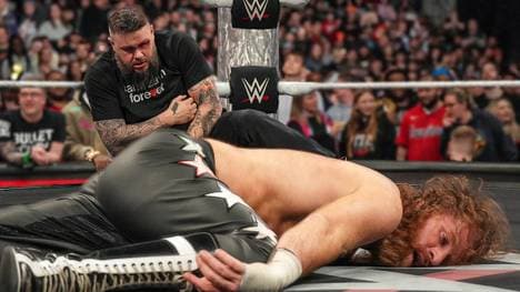 Kevin Owens (l.) wandte sich beim ersten WWE RAW nach dem Royal Rumble gegen Sami Zayn