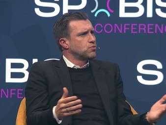 Frankfurts Sportvorstand Markus Krösche kritisiert auf der SPOBIS die Ausbildung von Nachwuchsspielern in Deutschland und wird dabei deutlich.