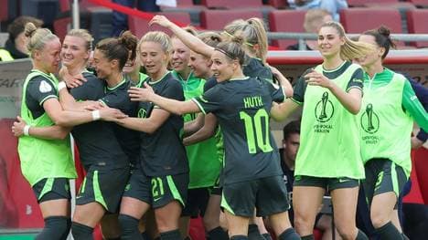 Wölfinnen feiern ihren Sieg