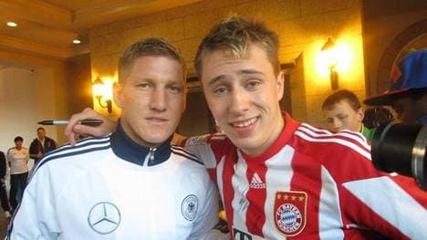Bastian Schweinsteiger mit dem im Juni verstorbenen Fan Niccolai Schuster