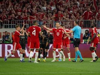 Im Halbfinal-Rückspiel der Champions League zwischen Bayern und PSG steht der Schiedsrichter im Fokus - auch, weil er aus regeltechnisch korrekter Sicht einen Handelfmeter verwehrt. SPORT1-Chefreporter Stefan Kumberger findet im Podcast "Die Bayern-Woche" klare Worte zum Regelwerk.