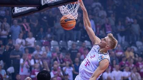Sam Griesel mit dem spektakulären Dunk für Bonn