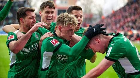 Lukas Ullrich (re.) erzielte sein erstes Bundesliga-Tor