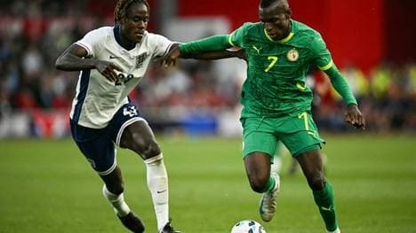 Nicolas Jackson (r.) im Länderspiel gegen England