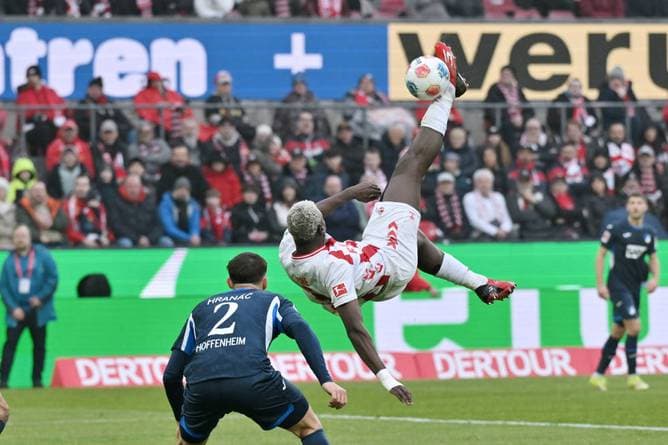 "Herzlichen Glückwunsch": Bei diesem Tor staunt sogar der Gegner