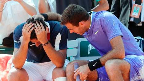 Spaniens Nicolas Almagro wird von Juan Martin Del Potro (rechts)  getröstet