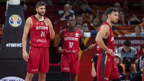 Dennis Schröder (m.) hatte vor der WM Kritik an seinem Nationalmannschaftskollegen Maxi Kleber (l.) geübt