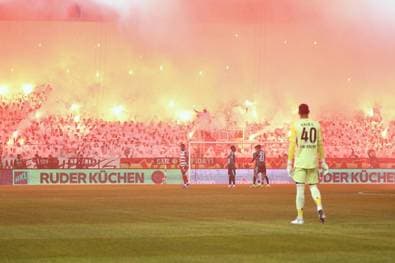 Pyro-Show sorgt für Unterbrechung