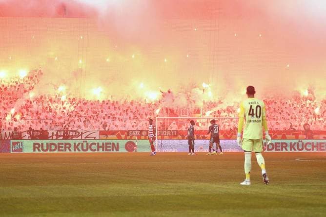 Pyro-Show sorgt für Unterbrechung
