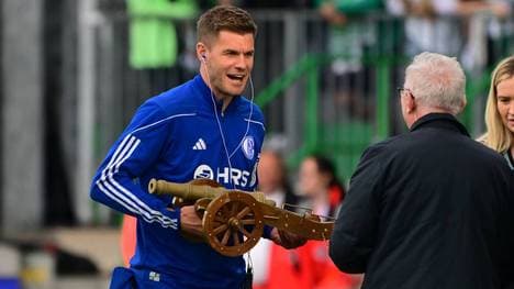 Simon Terodde bekam am Sonntag eine ganz besondere Trophäe überreicht