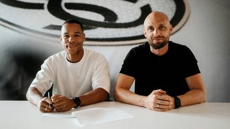 Neuzugang Jan Gyamerah und Sportvorstand Ole Book (r.)