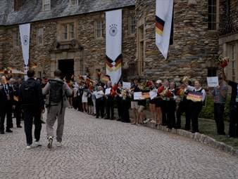 Die deutsche Nationalmannschaft ist in ihrem WM-Quartier angekommen. Begrüßt von ein paar anwesenden Fans, soll es dann später so richtig beim ersten Training in Winston-Salem losgehen.