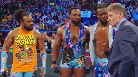 WWE-Boss Vince McMahon (r.) traf in Sachen Kofi Kingston (2.v.r.) eine Entscheidung
