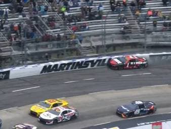 Kurz vor Ende des Rennen liegt Ross Chastain auf Rang Zehn und wäre damit ausgeschieden. Durch ein außergewöhnliches Überholmanöver sicherte er sich Platz Fünf und den Einzug ins Saisonfinale.