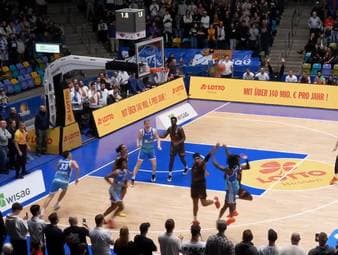 In der Partie Frankfurt Skyliners gegen Niners Chemnitz erzielt Isaiah Swope in letzter Sekunde den Siegtreffer. 