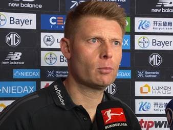 Christian Dingert stellt Bayern-Star Luis Díaz mit Gelb-Rot nach einer Schwalbe vom Platz. Im Nachgang würde er seine Entscheidung am liebsten allerdings revidieren. 