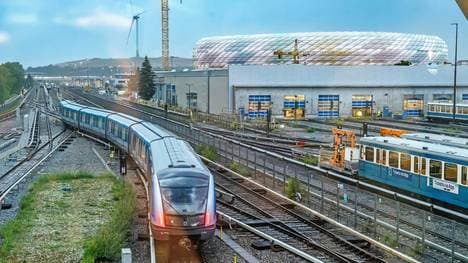 Der U-Bahnhof Fröttmaning vor der Allianz Arena