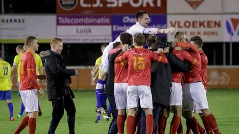 Beim wiederholten Elfmeterschießen gehen die Spieler des HSV Hoek als Sieger vom Platz
