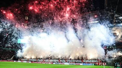 Die FC-Fans zündeten massenweise Pyrotechnik