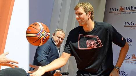 Dirk Nowitzki auf einer Pressekonferenz