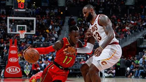 Dennis Schröder (l.) unterliegt mit seinen Atlanta Hawks LeBron James' Cleveland Cavaliers