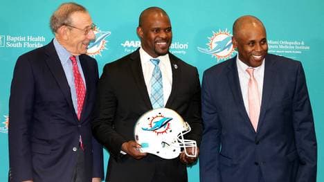 Stephen Ross (l.) war bei den Miami Dolphins Boss des entlassenen Brian Flores (M.)