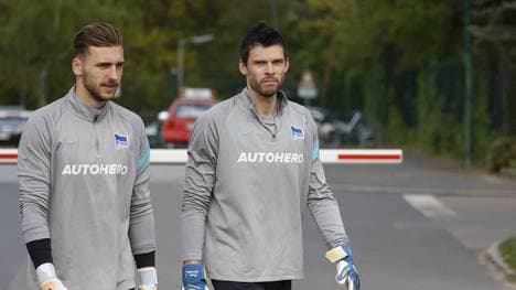 BVB oder Hertha: Wo spielt Marcel Lotka (links) in der kommenden Saison?