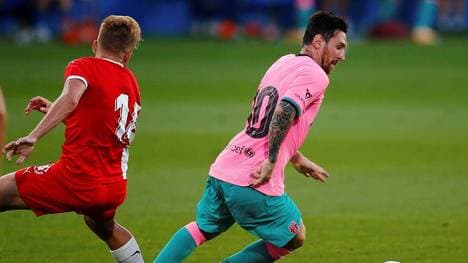 Lionel Messi (r.) hatte gegen Girona trotz gewöhnungsbedürftigen Trikots seinen Spaß