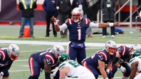 Cam Newton (1) hat bei den Patriots überraschend eine Vertragsverlängerung bekommen