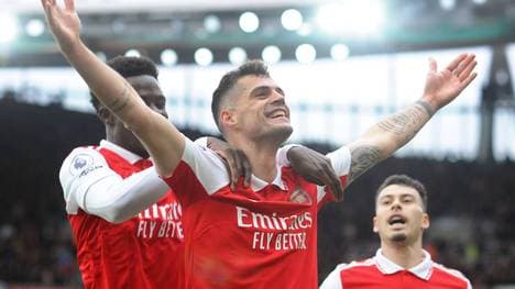 Granit Xhaka (Mitte) wechselt zu Bayer Leverkusen