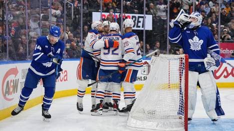 Die Oilers feiern in Toronto