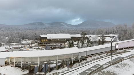 Dunkle Wolken über dem Eiskanal in Lake Placid