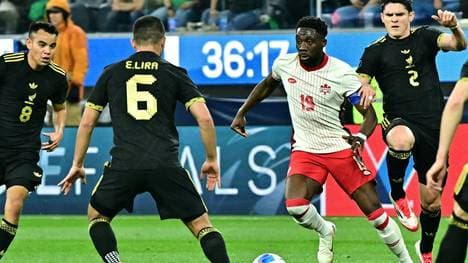 Alphonso Davies (m.) verletzte sich im Kanada-Trikot