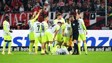 Ragnar Ache liegt nach einem Flaschentreffer am Boden