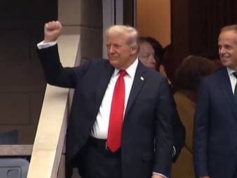 Wegen erhöhter Sicherheitsmaßnahmen durch den Besuch von US-Präsident Donald Trump startet das US-Open-Finale zwischen Jannik Sinner und Carlos Alcaraz mit 49 Minuten Verzögerung.